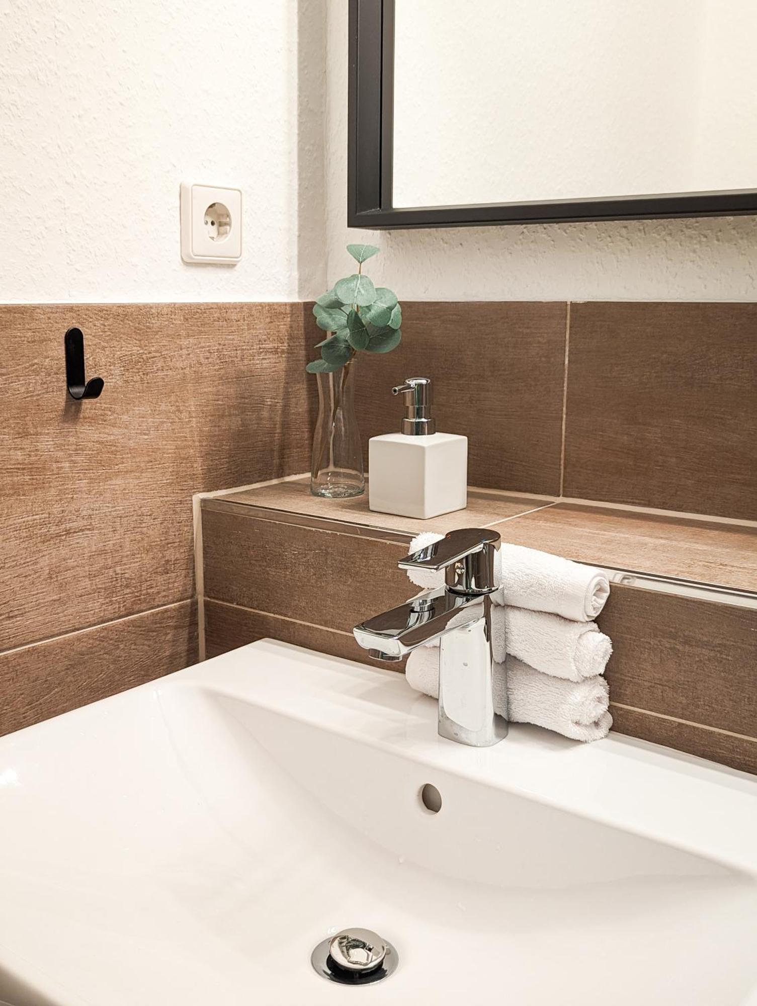 N2 Centrally Located 3-Room Apartment With Balcony Or Individual Rooms Karlsruhe Esterno foto